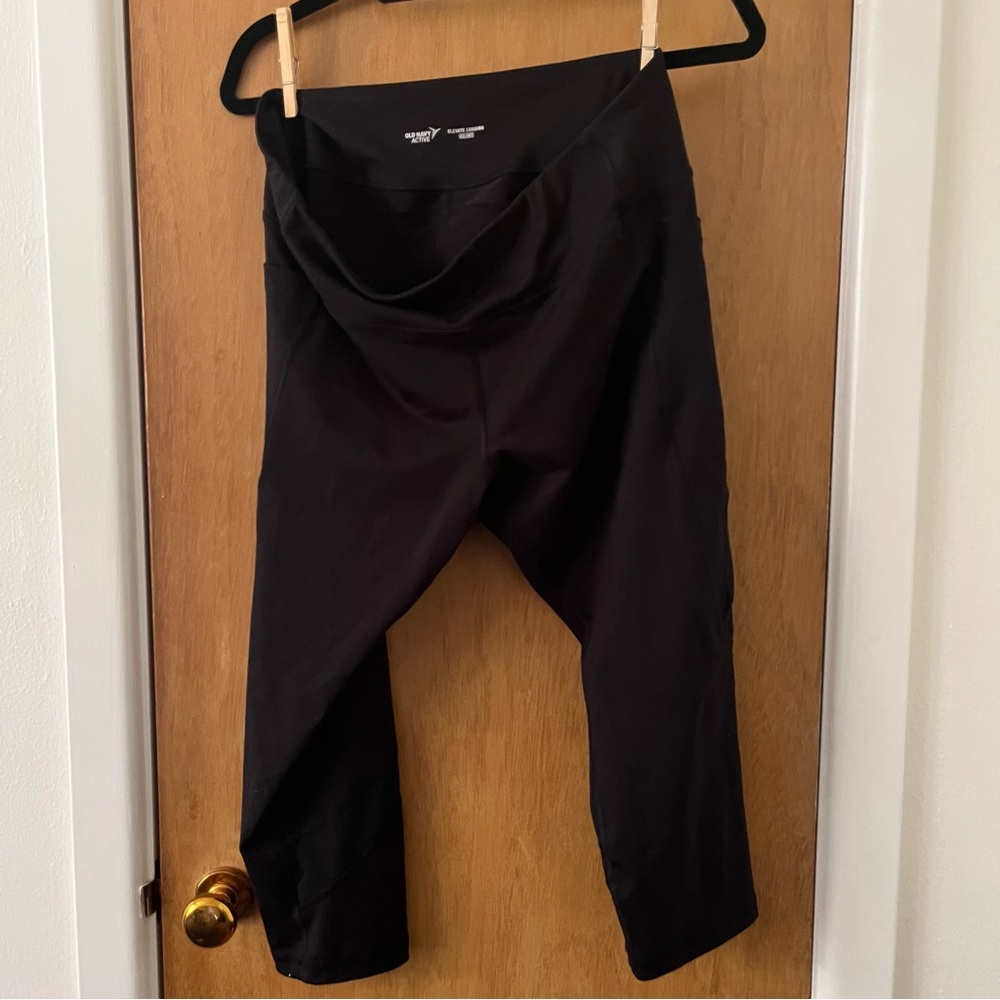 Old Navy elevate go dry capri legging